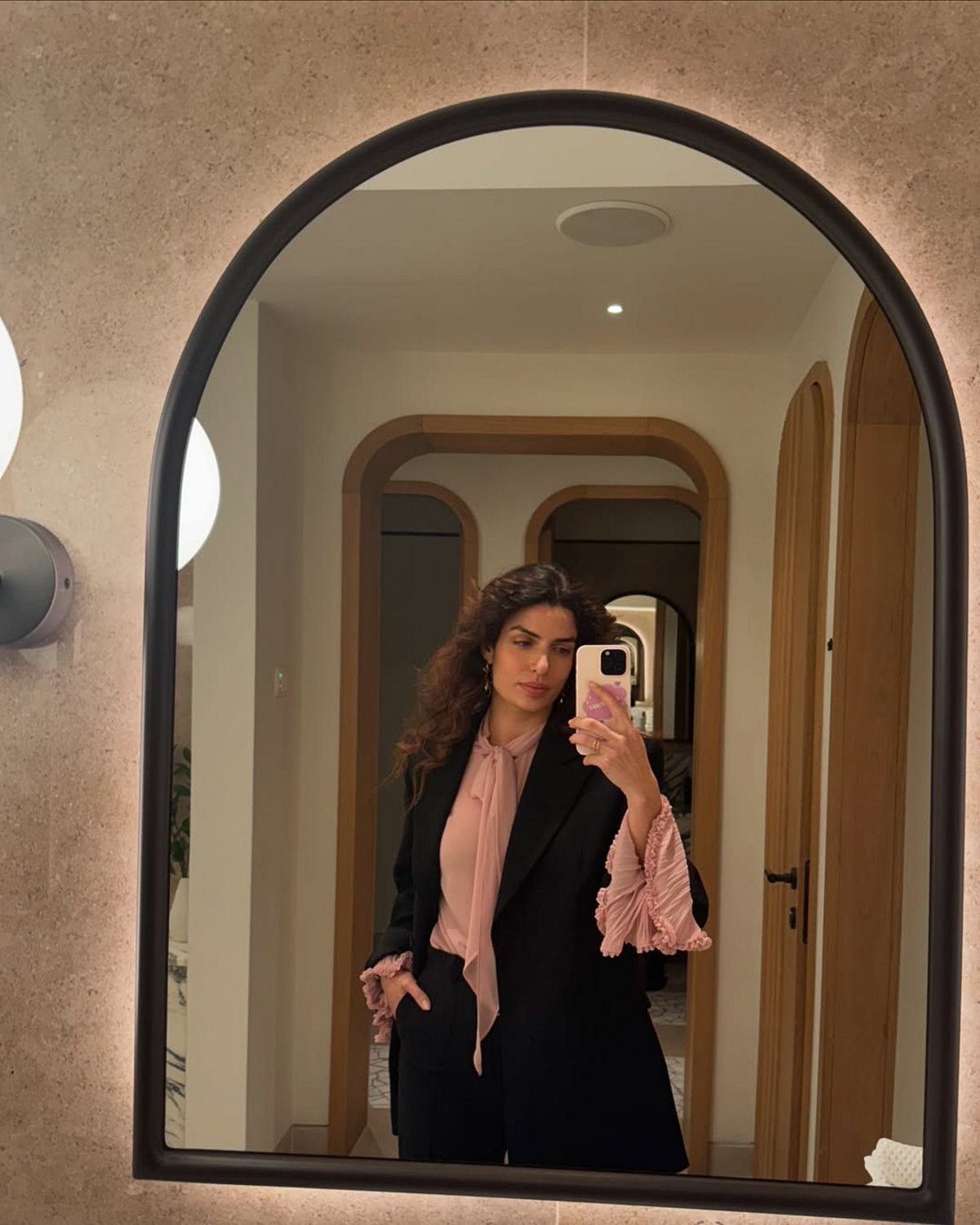 Η Τόνια Σωτηροπούλου βγάζει selfie σε καθρέφτη