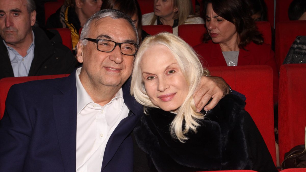 Ο Δημήτρης Σούρας με την σύζυγό του αγκαλιά