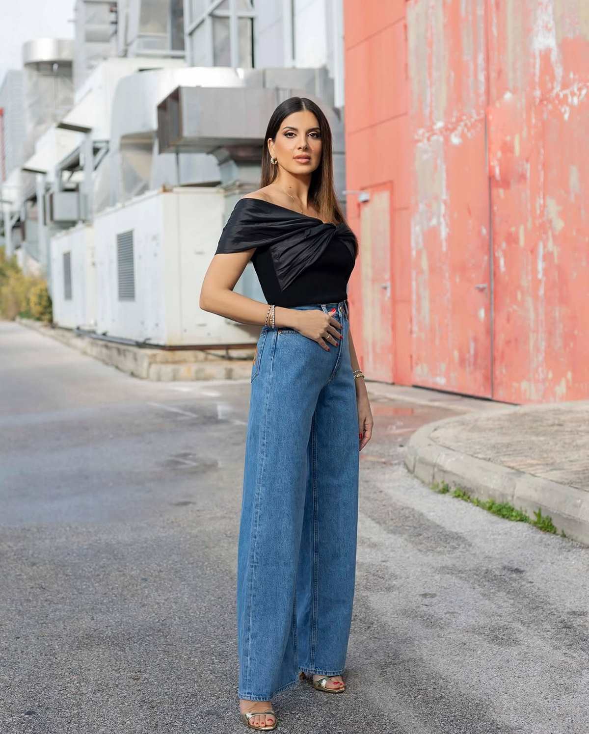 Ένα τζιν παντελόνι που πάει σε όλες φοράει η Σταματίνα Τσιμτσιλή