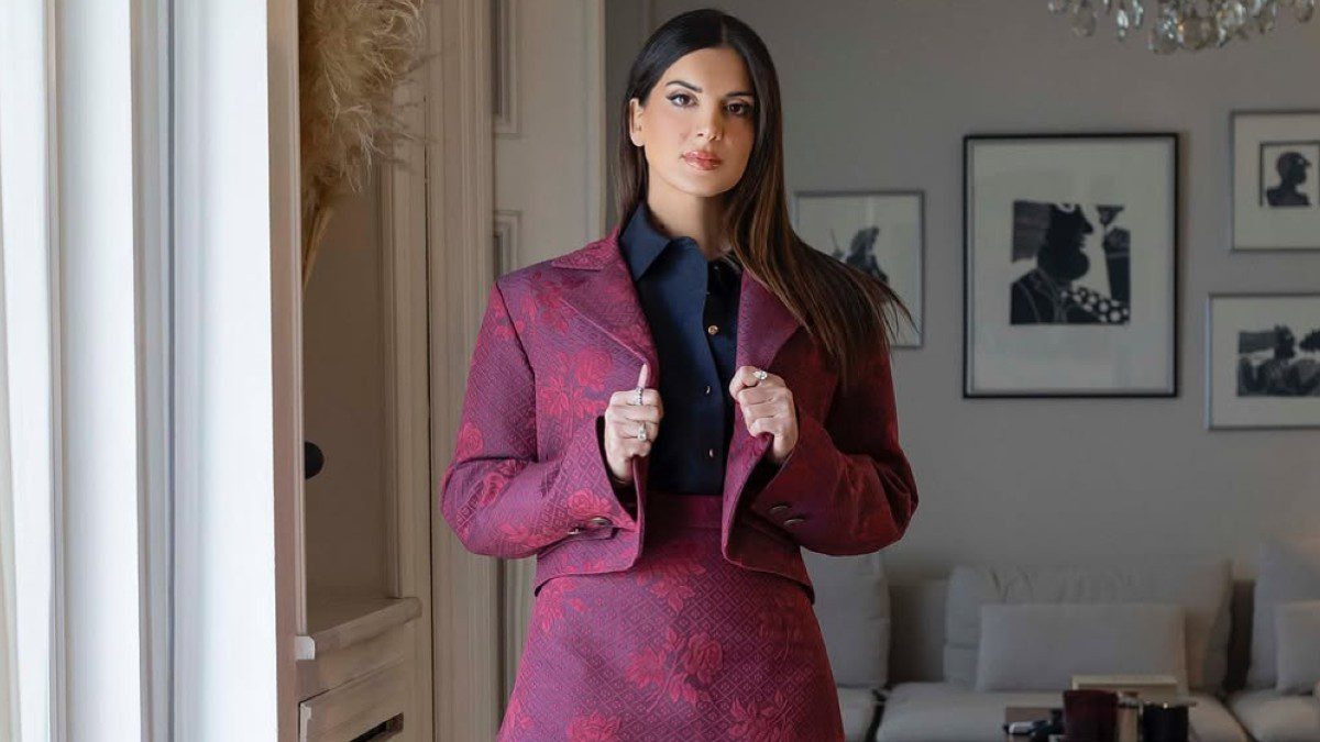 Η Σταματίνα Τσιμτσιλή με μπορντό σύνολο