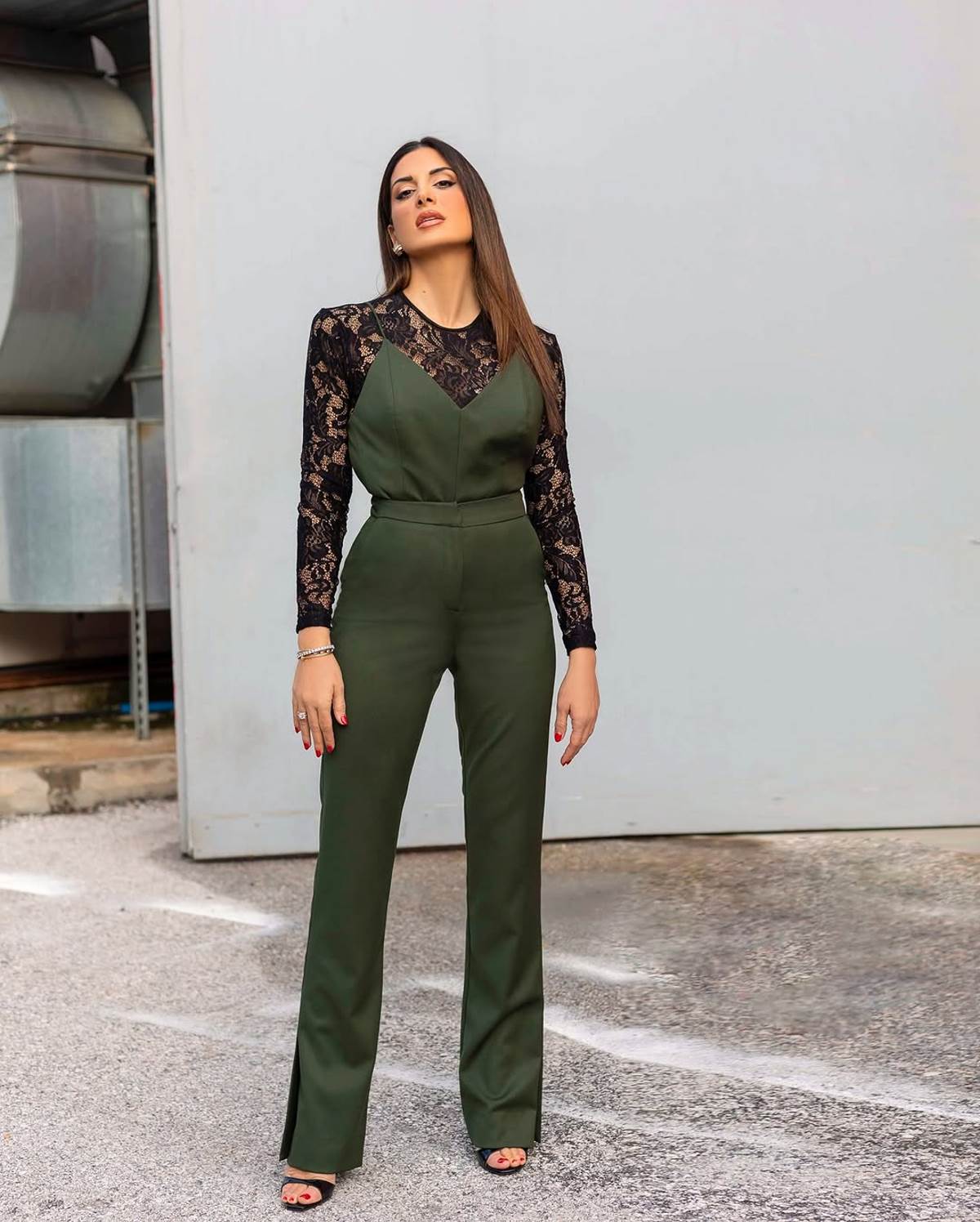 Η Σταματίνα Τσιμτσιλή με χακί σύνολο