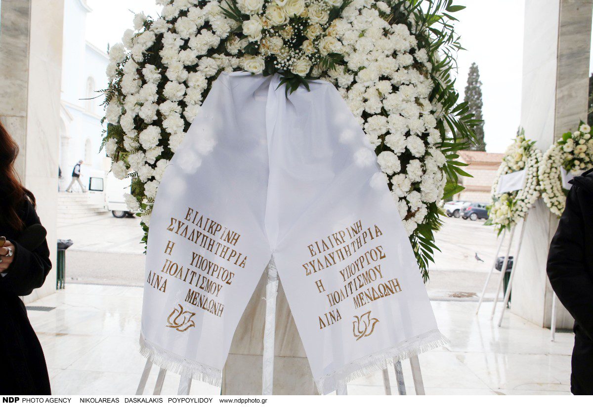 Κηδεία Ιάσονα Τριανταφυλλίδη: Οι πρώτες εικόνες από το νεκροταφείο - Τραγική φιγούρα η μητέρα του