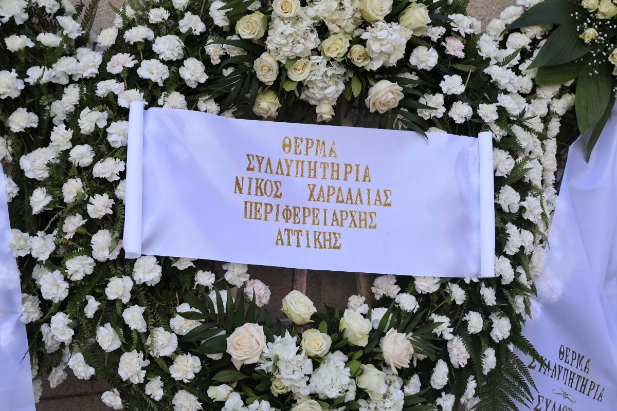 Το στεφάνι του Νίκου Χαρδαλιά για την κηδεία του Κώστα Σημίτη