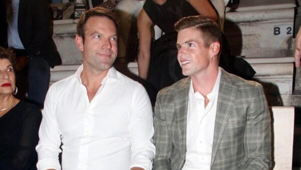 Ο Στέφανος Κασσελάκης και ο Τάυλερ Μακμπέθ σε δημόσια εμφάνισή τους.