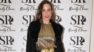 Η εμφάνιση της Κατερίνας Στικούδη με χρυσαφί φόρεμα