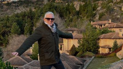 Ο Τάσος Δούσης φωτογραφίζεται στα Τρίκαλα κορινθίας