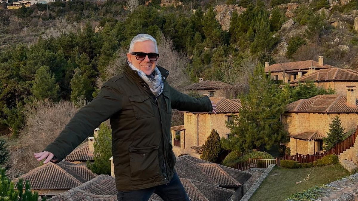 Ο Τάσος Δούσης φωτογραφίζεται στα Τρίκαλα κορινθίας