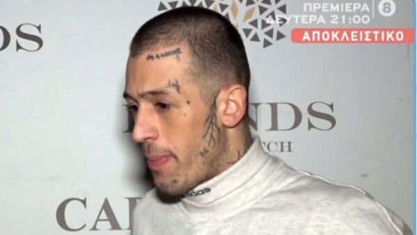 Ο Τάσος Ξιαρχό δίνει συνέντευξη