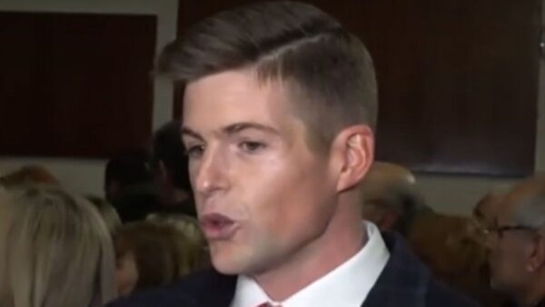 Ο Τάυλερ Μακμπέθ στην παρουσίαση βιβλίου του Στέφανου Κασσελάκη.