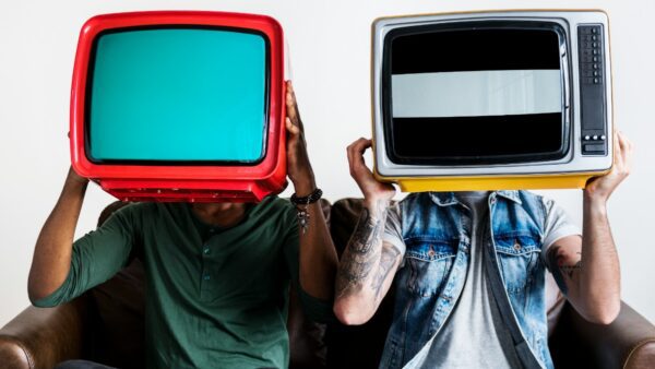 Δυο άνθρωποι με τηλεοράσεις