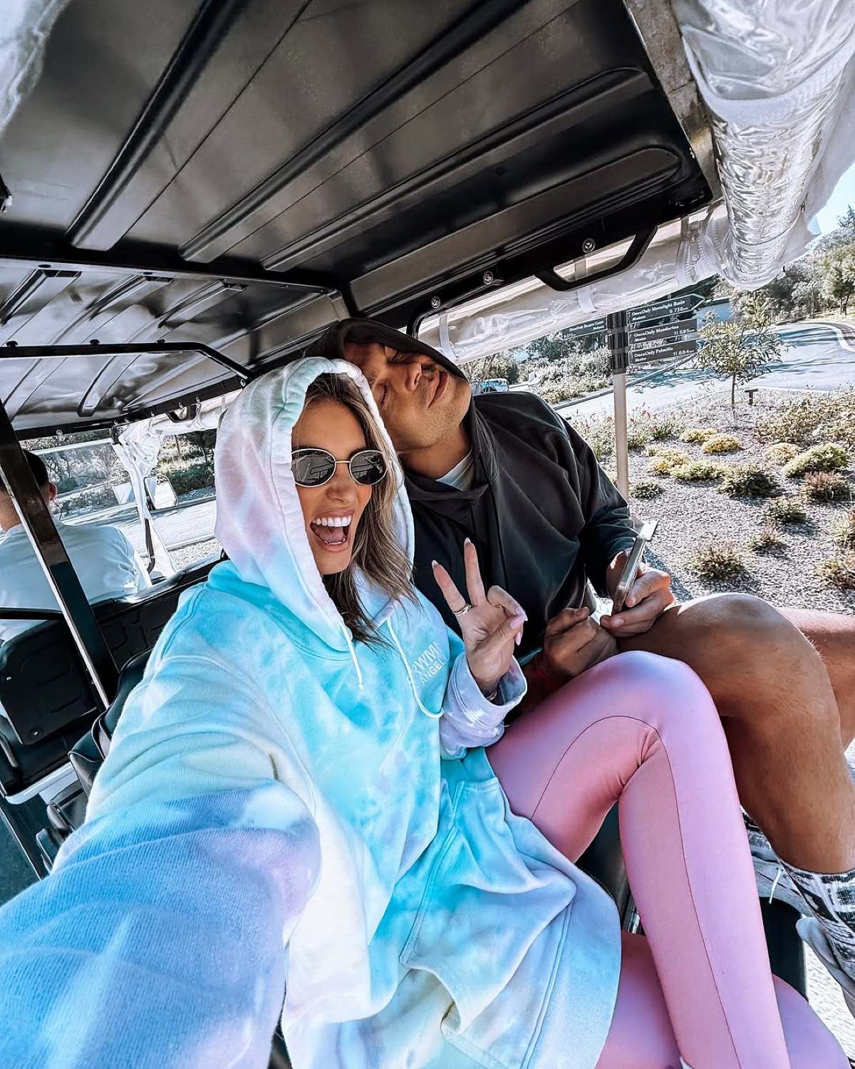 Η Οικονομάκου και ο Τσερέλα σε αυτοκινητάκι μεταφοράς