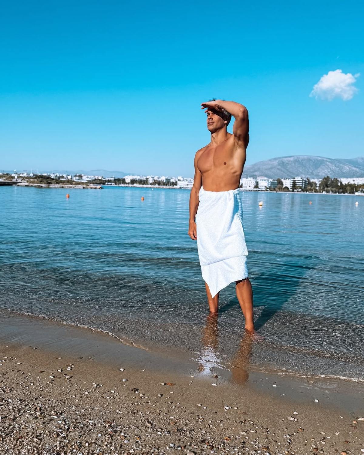 Ο Τσερέλα με πετσέτα στη θάλασσα