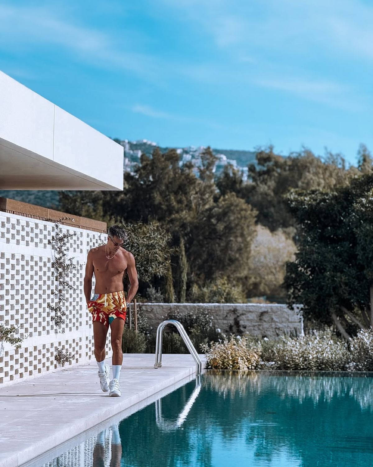 Ο Τσερέλα δίπλα στην πισίνα