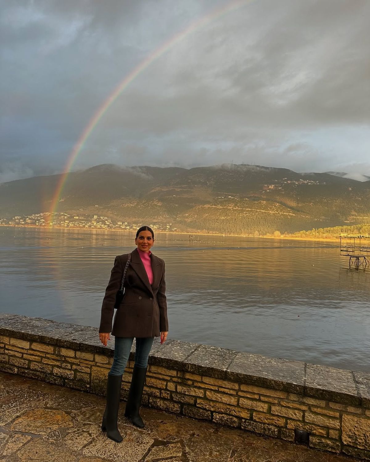 Η Σταματίνα Τσιμτσιλή μπροστά από τη λίμνη Ιωαννίνων