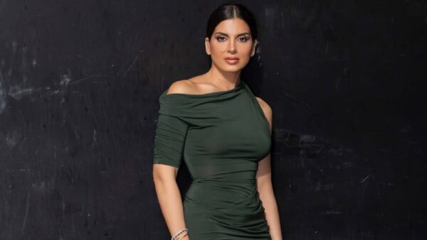 H Σταματίνα Τσιμτσιλή με πράσινο φόρεμα