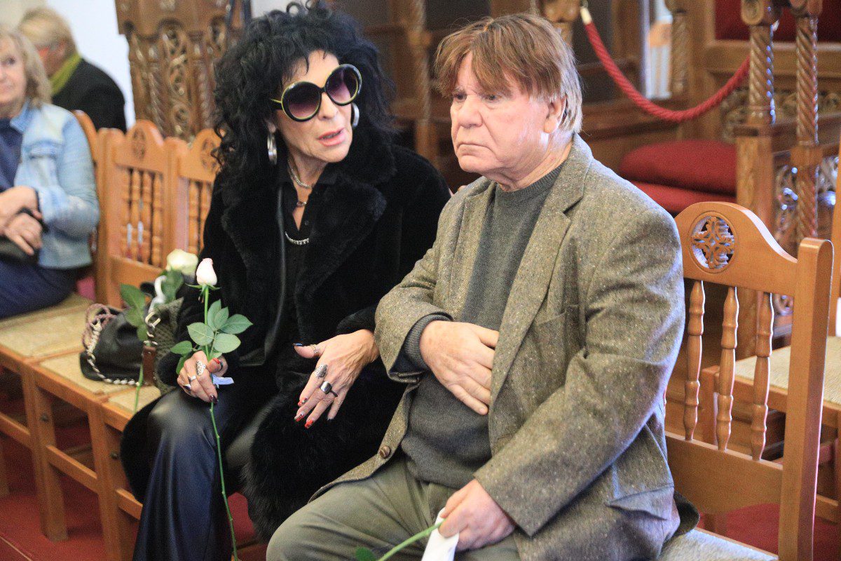 Ο Τζουανόπουλος και η Βόσσου στην κηδεία της Καίτης Γκρέυ