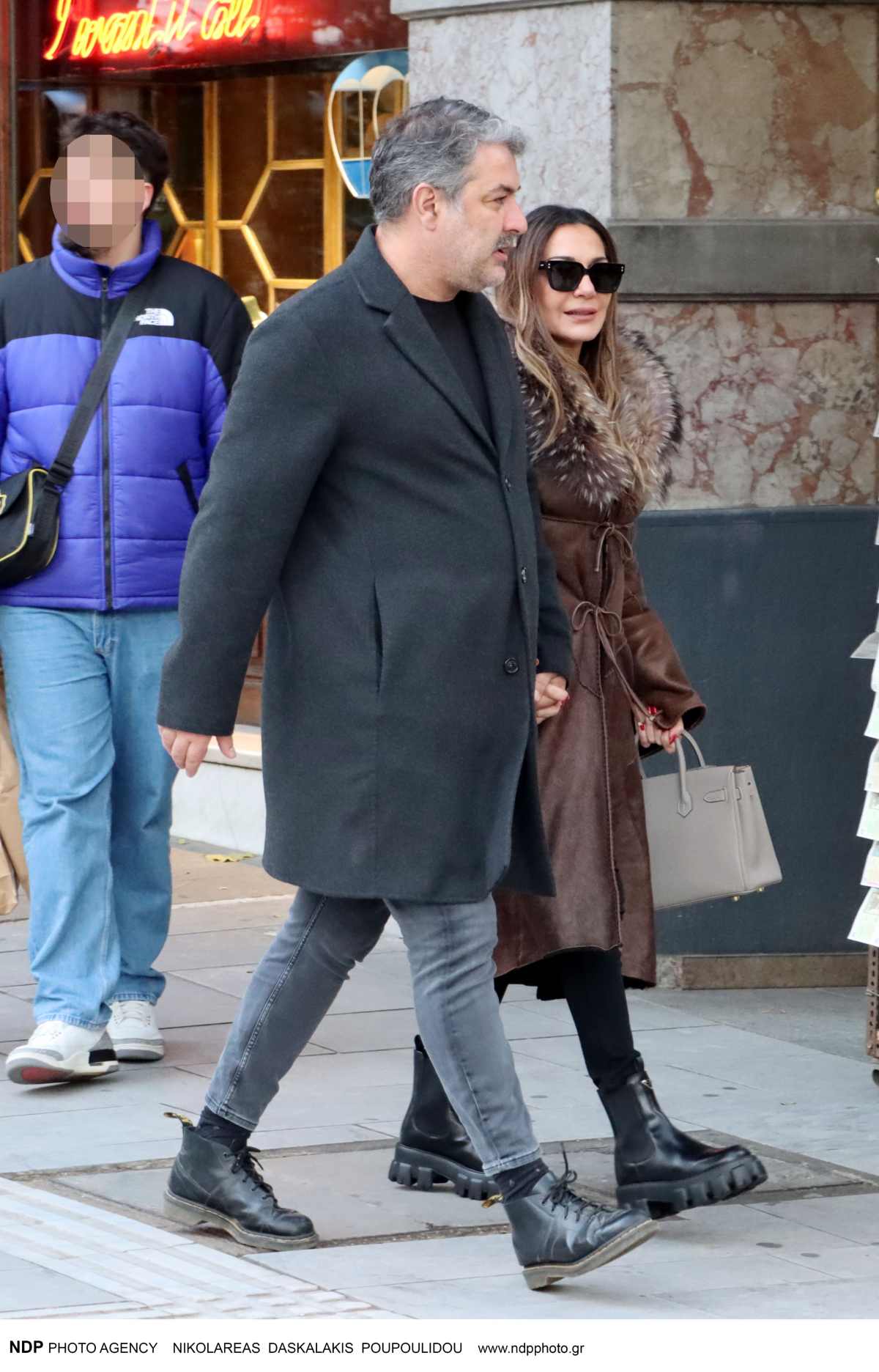 Η Δέσποινα Βανδή και ο Βασίλης Μπισμπίκης σε βόλτα τους