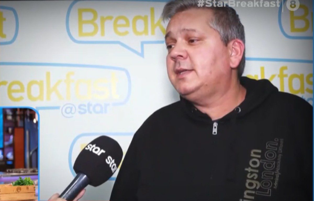 Ο Βασίλης μιλάει στην κάμερα