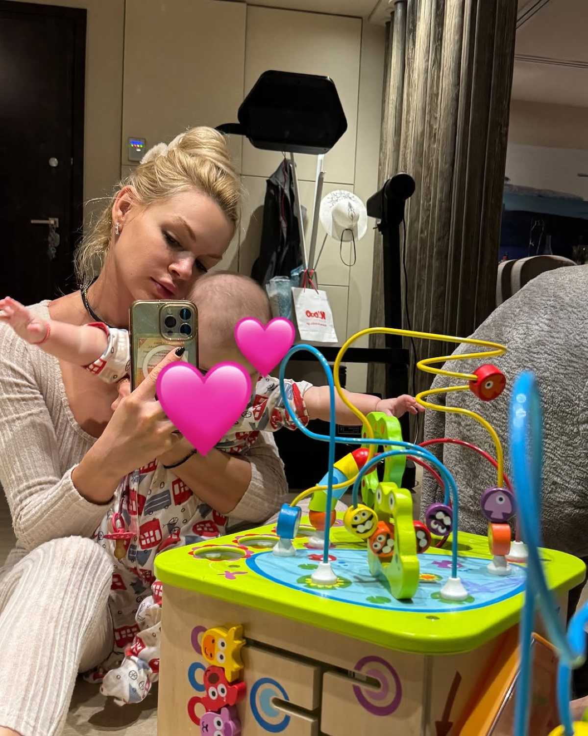 Η Βίκυ Κάβουρα με την κόρη της στο Instagram.