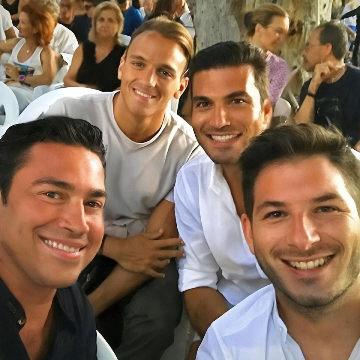 Ο Κάρολος Βιδάλης με φίλους του και τον Μάριο Φραγκούλη