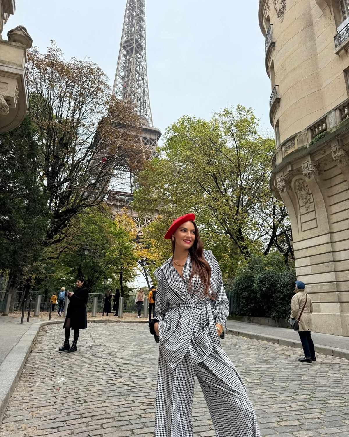 Η Βρισηίδα Ανδριώτου μπροστά στον Πύργο του Άιφελ