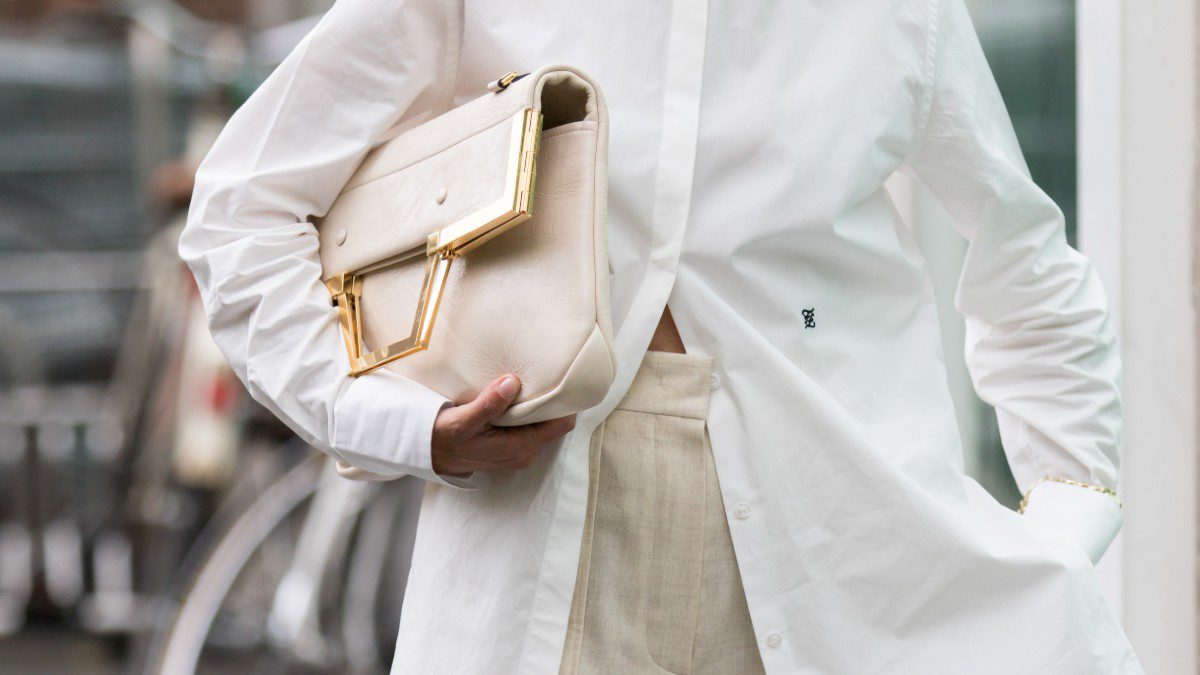 Τα παπούτσια που αντικαθιστούν τα sneakers σε ένα λευκό σύνολο