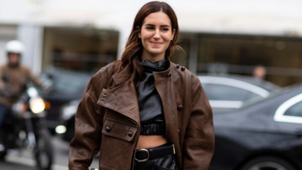 Κοπέλα με καφέ δερμάτινο μπουφάν στον δρόμο