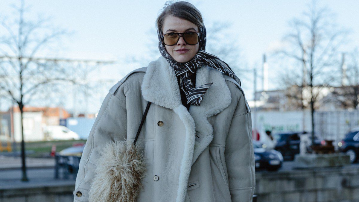Γυναίκα με κολάν, γούνα και μαντίλι στον δρόμο