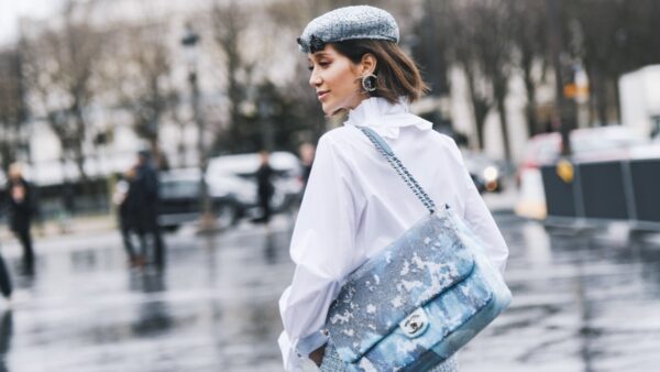 H τάση της μπλούζας με κασκόλ στο street style