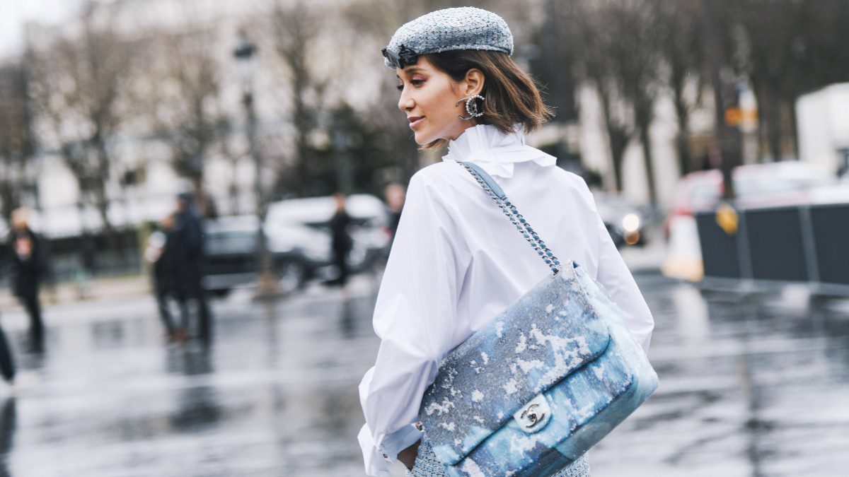 H τάση της μπλούζας με κασκόλ στο street style