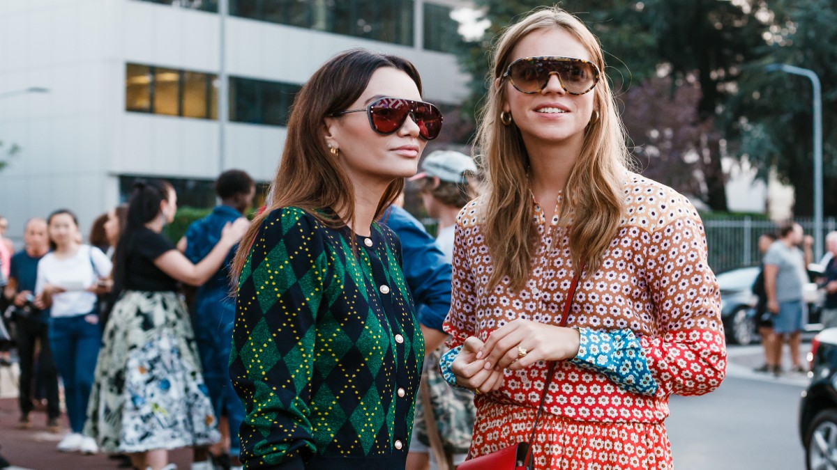 Τα φορέματα στο street style είναι φέτος εμπριμέ