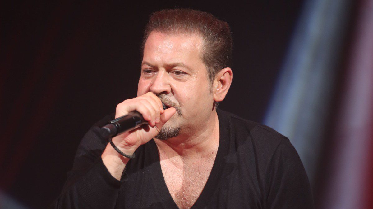 Ο Χάρης Κωστόπουλος πάνω στη σκηνή το 2015.