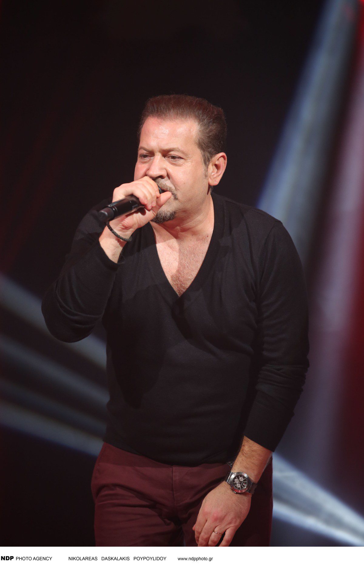 Ο Χάρης Κωστόπουλος στην σκηνή.