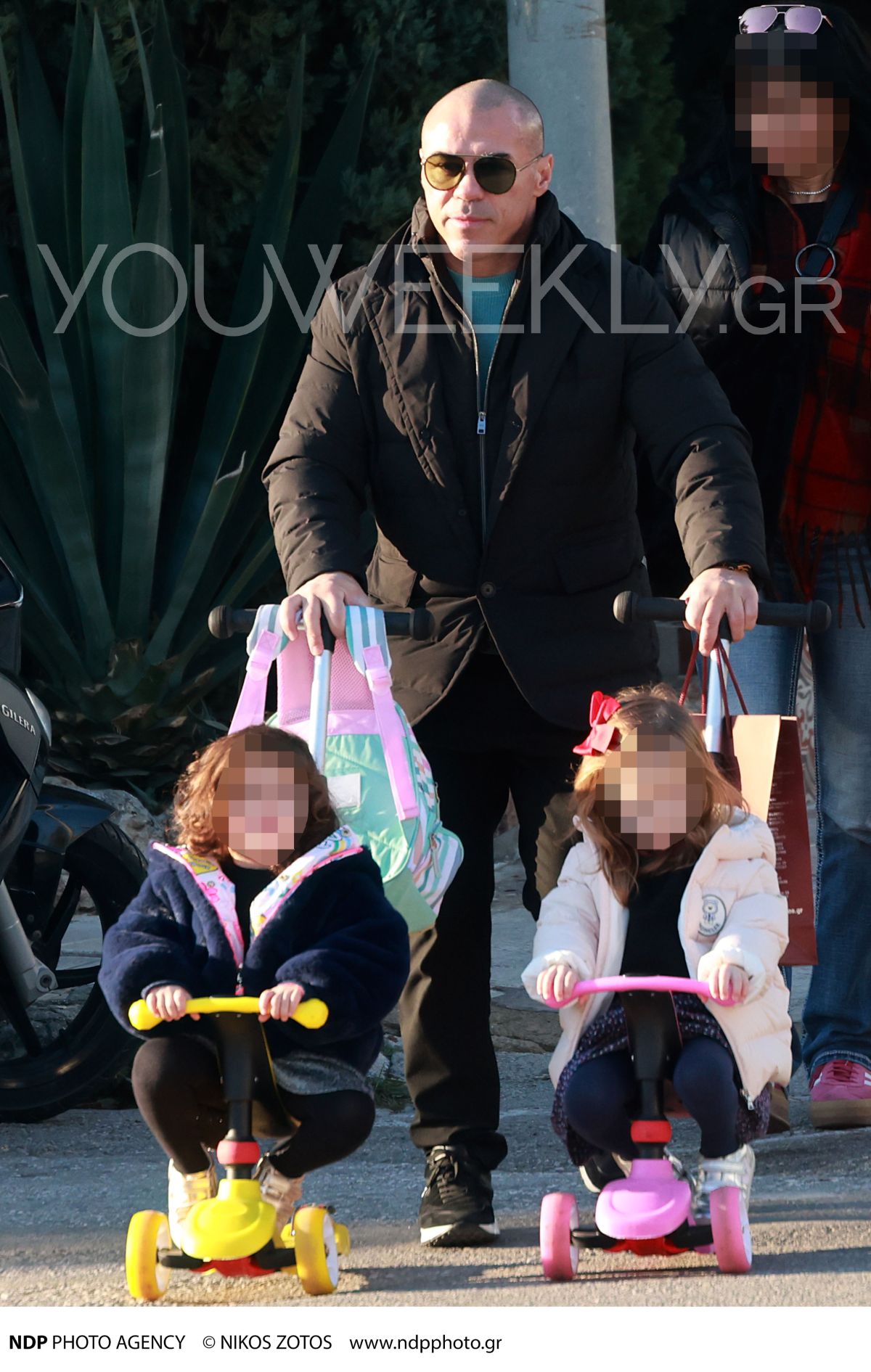 Ο Μιχάλης Ζαμπίδης με τις κόρες του σε βόλτα