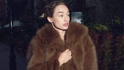 Γυναίκα με καφέ γούνα στον δρόμο