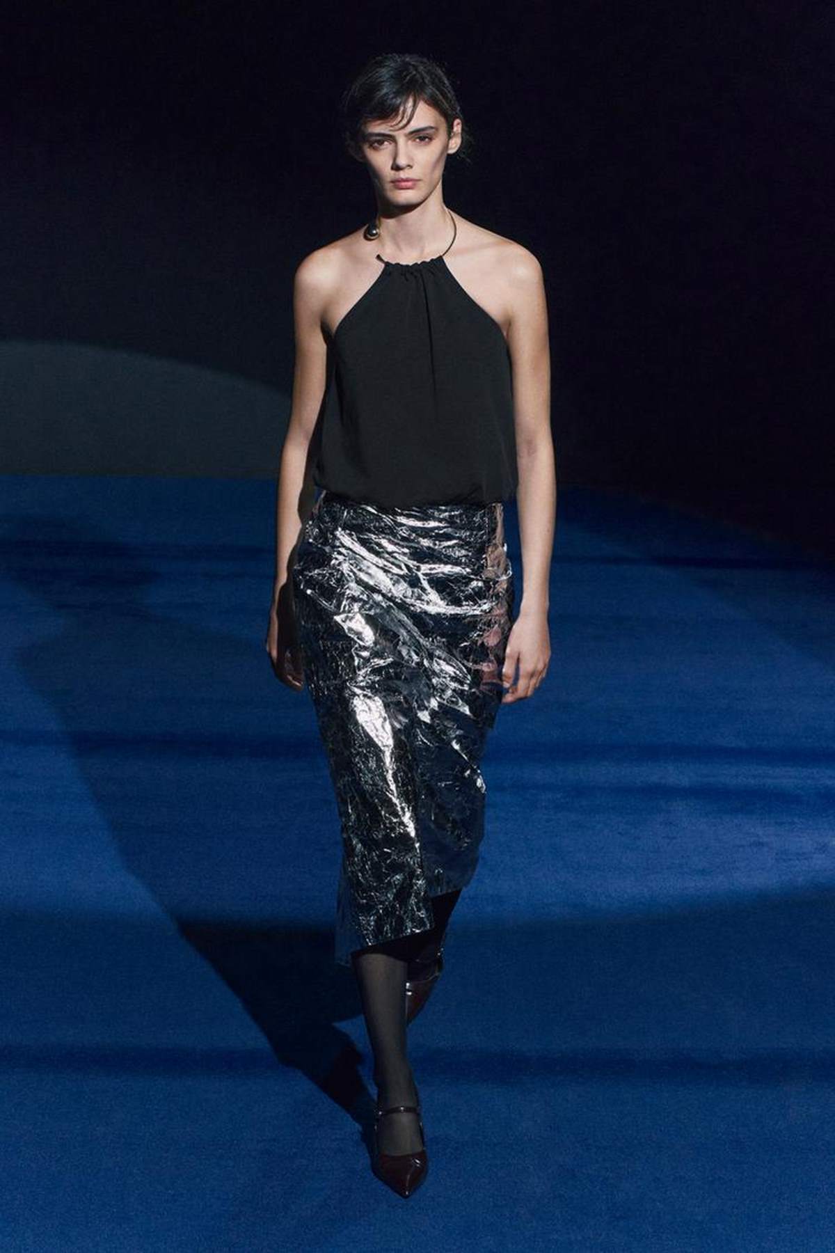 Zara σύνολο με μαύρο top και silver φούστα