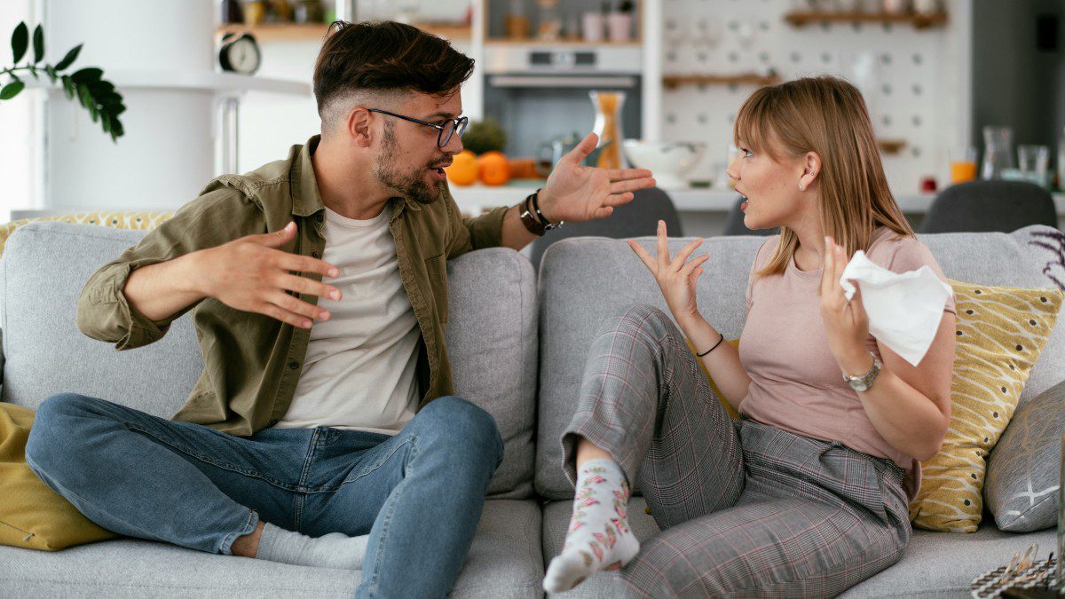 Ένα ζευγάρι μαλώνει στο σαλόνι του