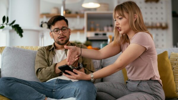 Ένα ζευγάρι μαλώνει στο σαλόνι του