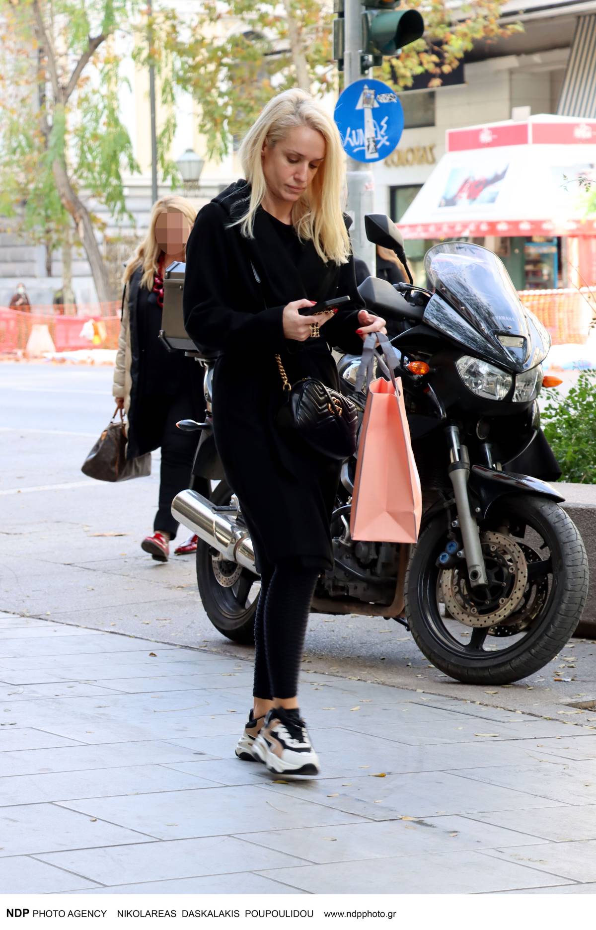 Η Κατερίνα Παναγοπούλου σε βόλτα στην Αθήνα