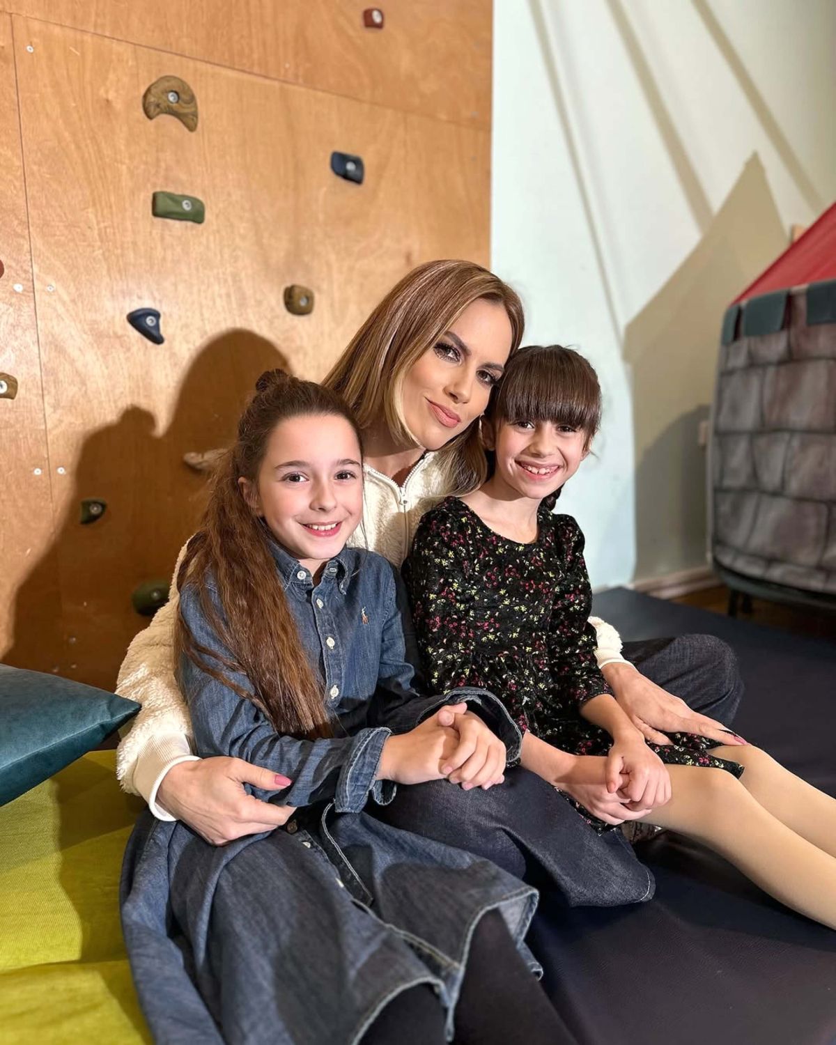 Ντορέττα Παπαδημητρίου με τις μικρές συμπρωταγωνίστριές της, Νάρια Αθανασοπούλου και Μυρτώ Φαραζή