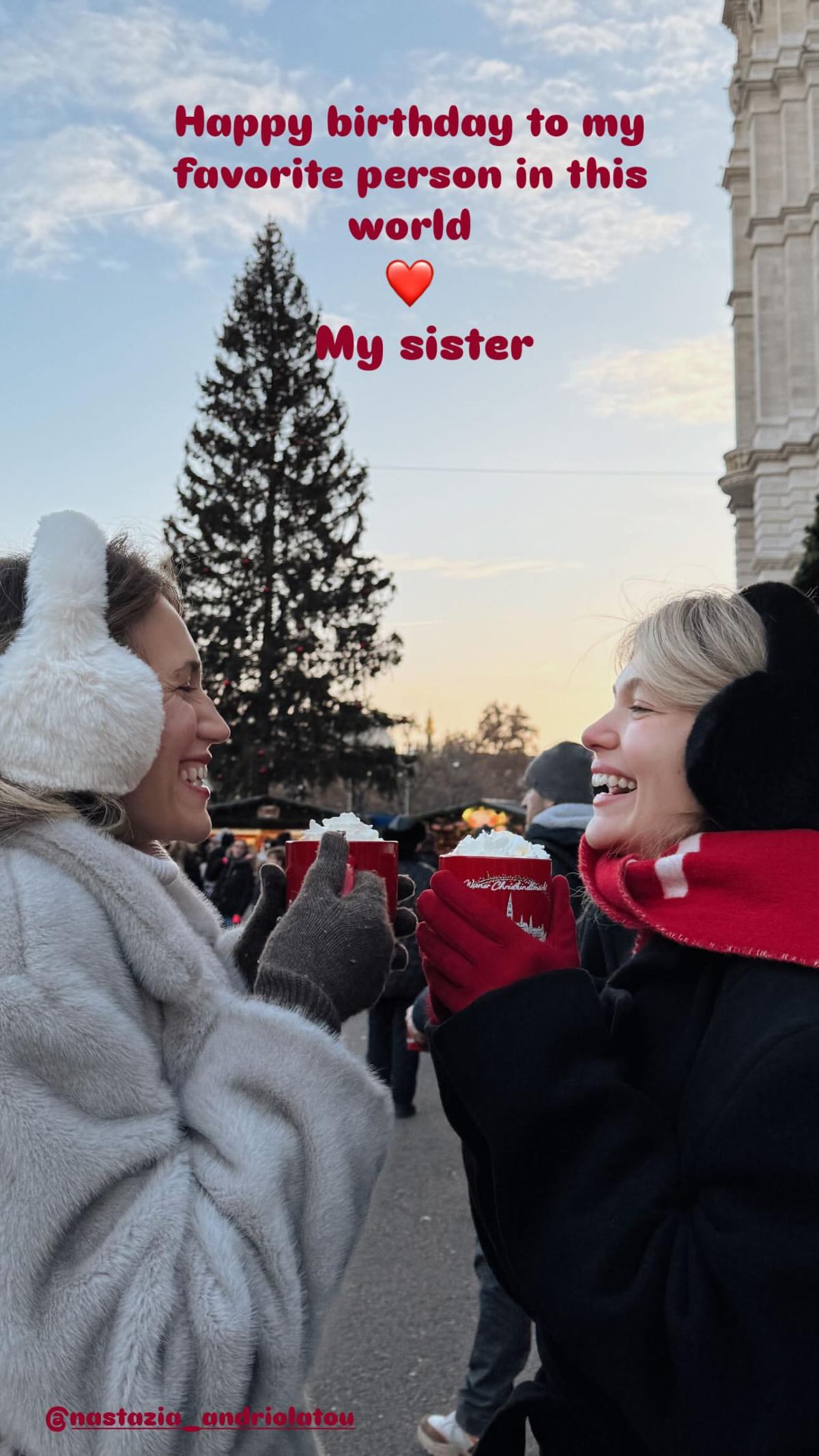 Κλέλια Ανδριολάτου με αδερφή