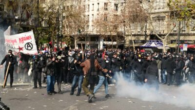 Τέμπη: Κουκουλοφόροι επιτίθενται λυσσαλέα σε διαδηλωτή στο Σύνταγμα - Η στιγμή που τον γρονθοκοπούν