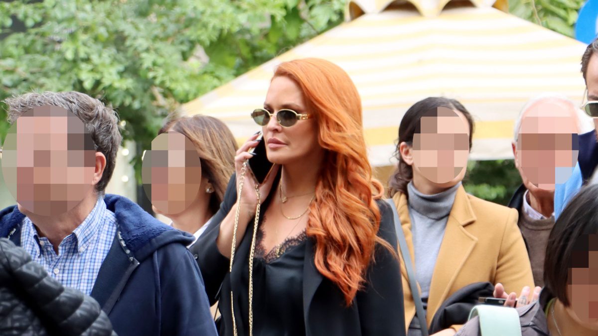 Η Σίσσυ Χρηστίδου με το κινητό στο χέρι