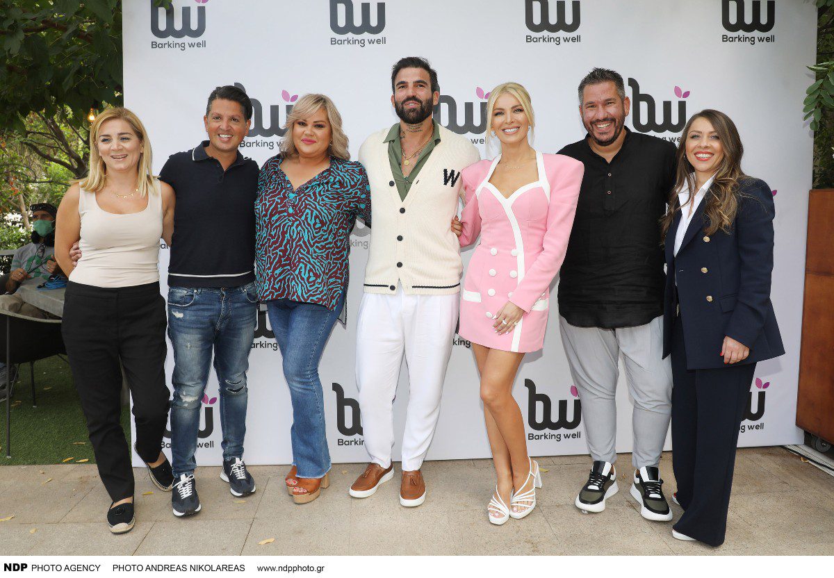 Η Έλενα Πολυκάρπου με την ομάδα της εκπομπής Super Κατερίνα 