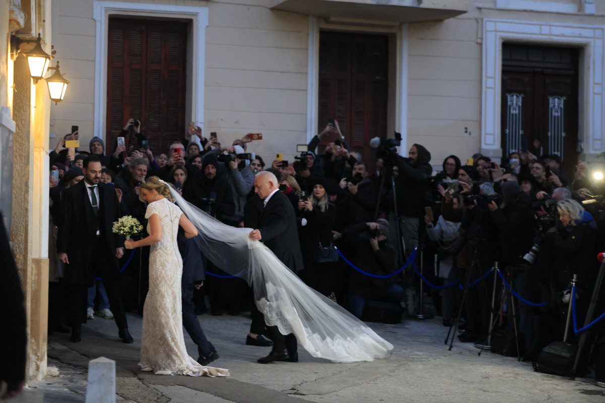 Γάμος Ντε Γκρες - Βαρδινογιάννη: Έφτασαν η νύφη και ο γαμπρός στην εκκλησία - Εντυπωσιακή με το λαμπερό νυφικό της
