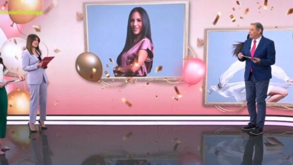 Το πλατό του Κοινωνία Ώρα Mega εύχεται για τα γενέθλια της Ανθής Βούλγαρη.