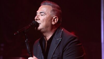 Ο Αντώνης Ρέμος πάνω στη σκηνή.