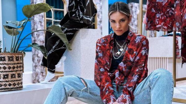 H Αθηνά Οικονομάκου με φλοράλ πουκάμισο