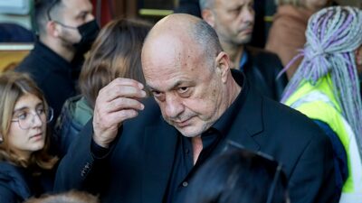 Ο Αχιλλέας Μπέος ντυμένος στα μαύρα