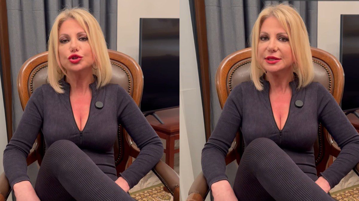 Η Στέλλα Μπεζεντάκου κάθεται σε καρέκλα